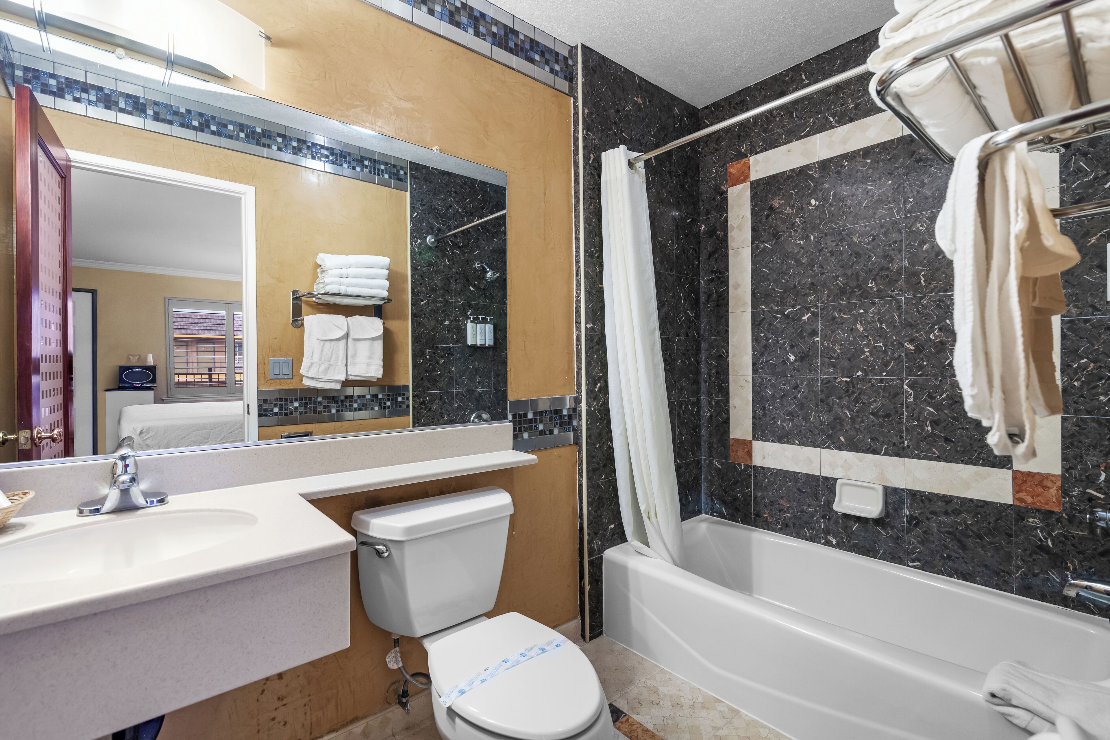 One King Deluxe Room | Bathroom | Combined shower/tub, free toiletries, hair dryer, towels