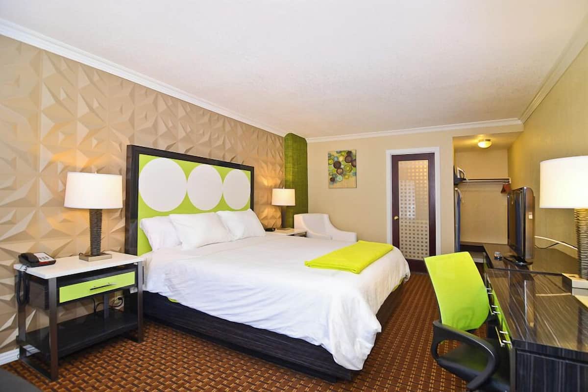 One King Deluxe Room | Desk, iron/ironing board, free WiFi, alarm clocks