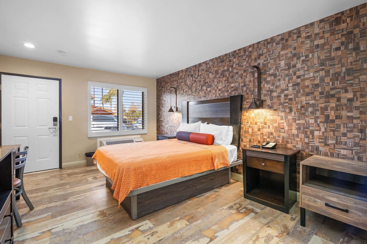Queen Room | Desk, iron/ironing board, free WiFi, alarm clocks