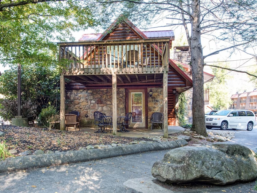 Värdeförvaringsskåp på rummet, skrivbord och mörkläggningsgardiner