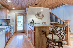 In-room safe, desk, blackout drapes, iron/ironing board - Quality Inn Creekside - Downtown Gatlinburg (Gatlinburg)