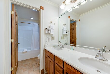 Quality Inn Creekside Downtown Gatlinburg - Image 26