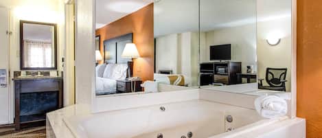 Chambre, 1 trĂšs grand lit, non-fumeur, baignoire Ă jets | Coffre-fort, bureau, rideaux dâobscurcissement