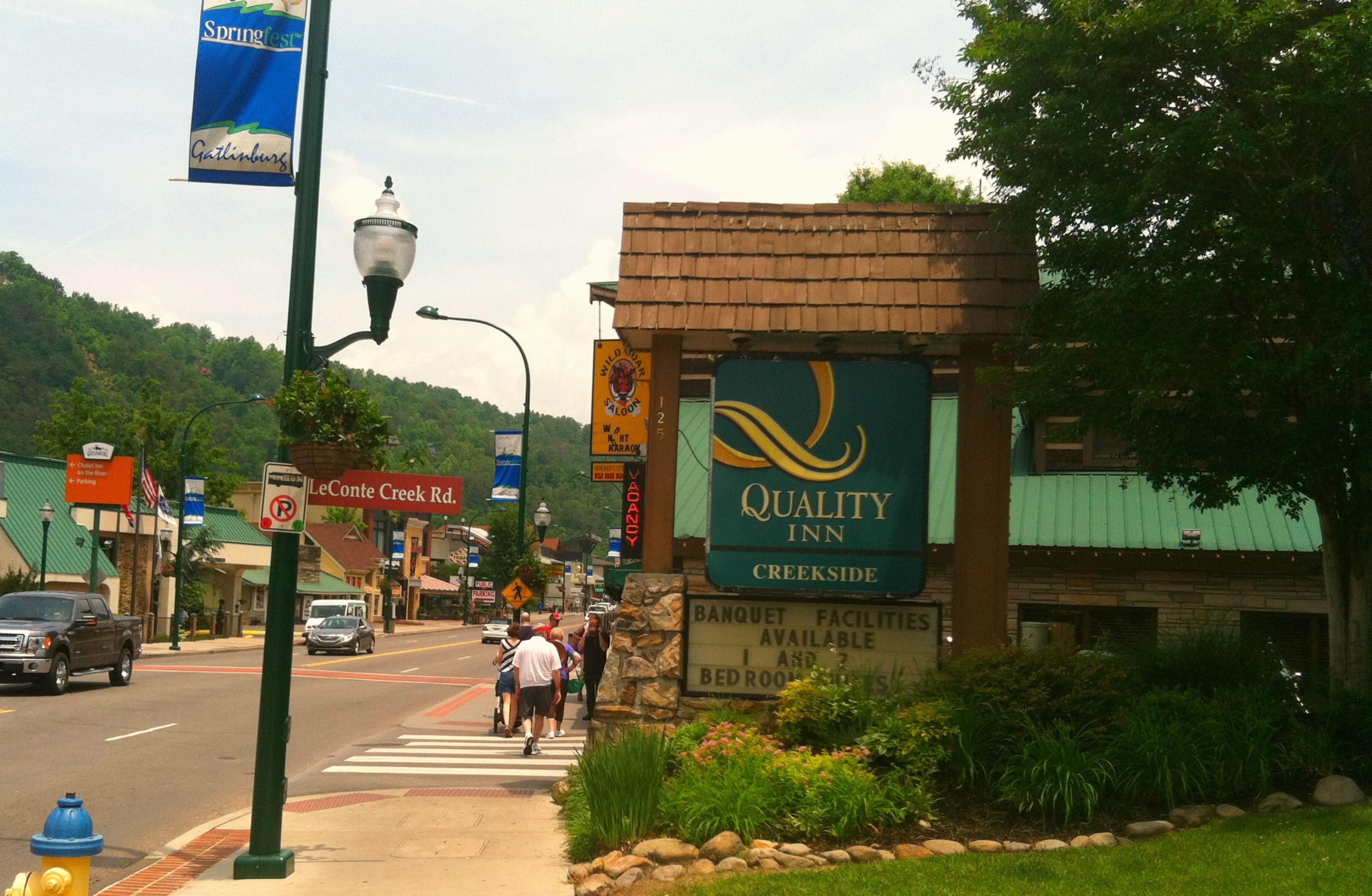 A Quality Inn sign with a green and gold logo, located at LeConte Creek Rd.