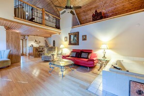 In-room safe, desk, blackout drapes, iron/ironing board - Quality Inn Creekside - Downtown Gatlinburg (Gatlinburg)