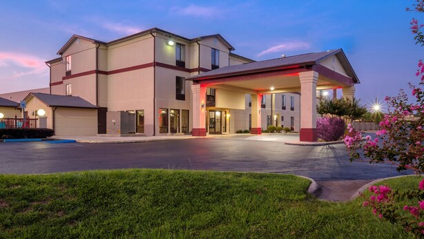A hotel with a covered entrance, a parking lot, and a well-maintained lawn. - Red Roof Inn & Suites Mobile SW – I-10 (Mobile)