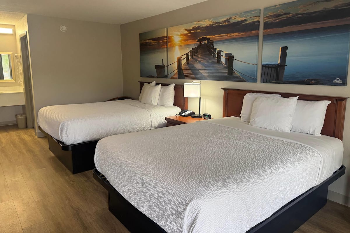 Trang trí khác biệt, bàn, khu vực làm việc phù hợp cho laptop