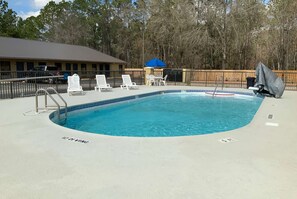 Una piscina al aire libre (de 09:00 a 22:00), tumbonas