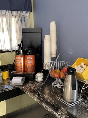 Café da manhã para viagem grátis todos os dias