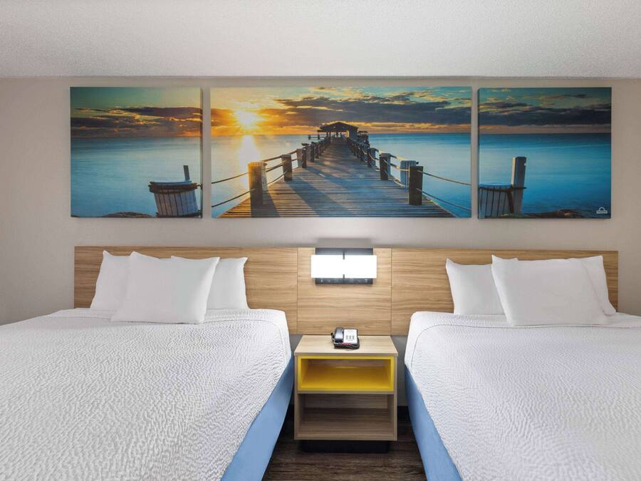 Escritorio, cortinas blackout, cunas y camas plegables/adicionales