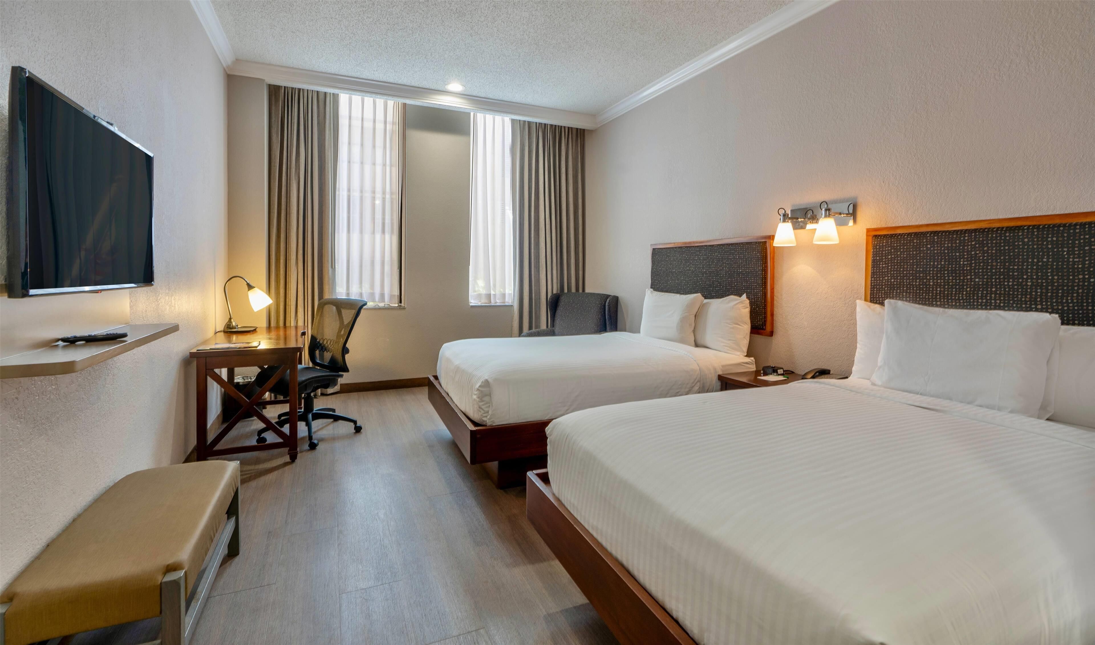 Camera, 2 letti matrimoniali, accessibile ai disabili, non fumatori | Materassi a doppio strato, una cassaforte in camera, una scrivania