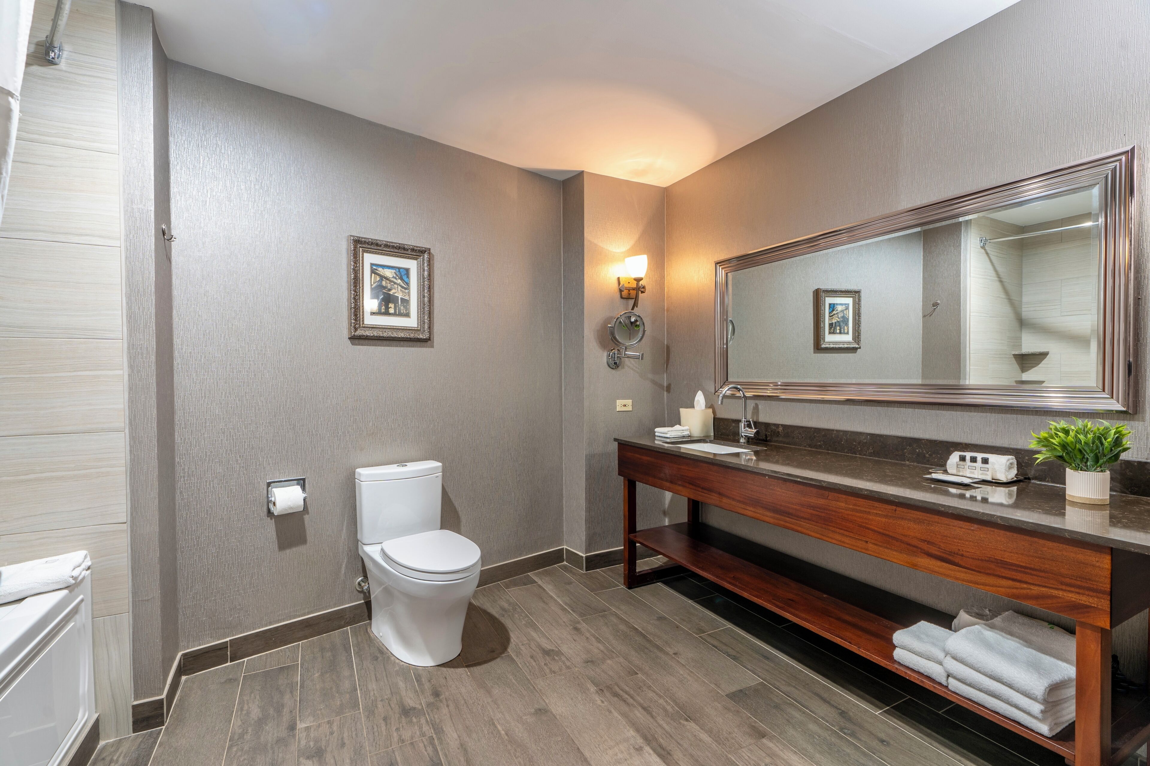 Photo - Wyndham Garden Hotel Baronne Plaza