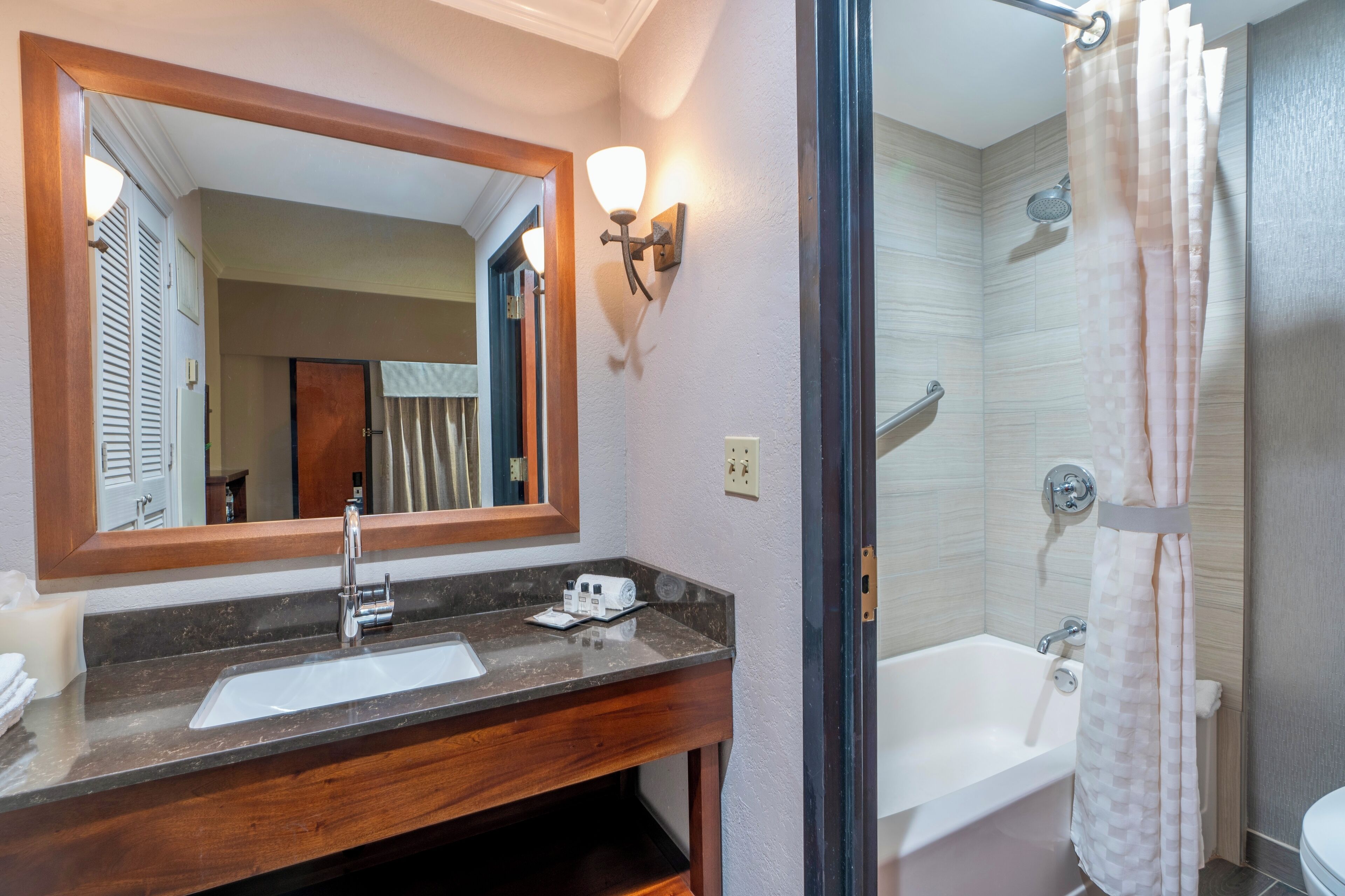 Photo - Wyndham Garden Baronne Plaza