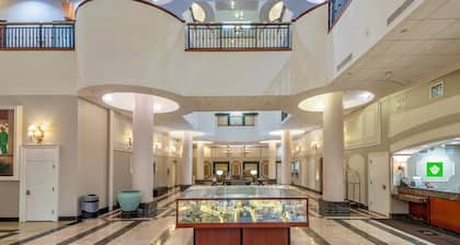 Wyndham Garden Hotel Baronne Plaza
