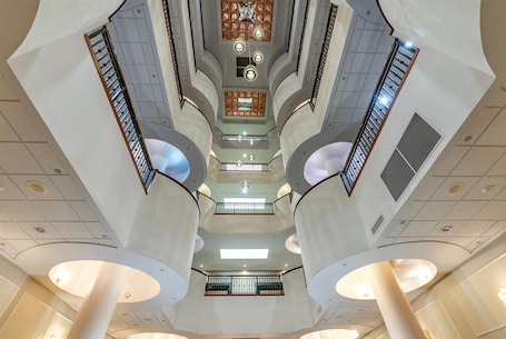 Lobby. Wyndham Garden Hotel Baronne Plaza