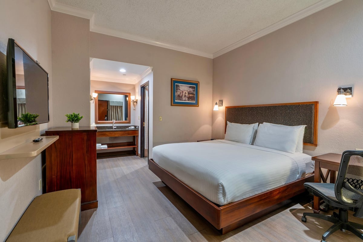 Chambre, 1 trĂšs grand lit, non-fumeurs | Surmatelas, coffres-forts dans les chambres, bureau