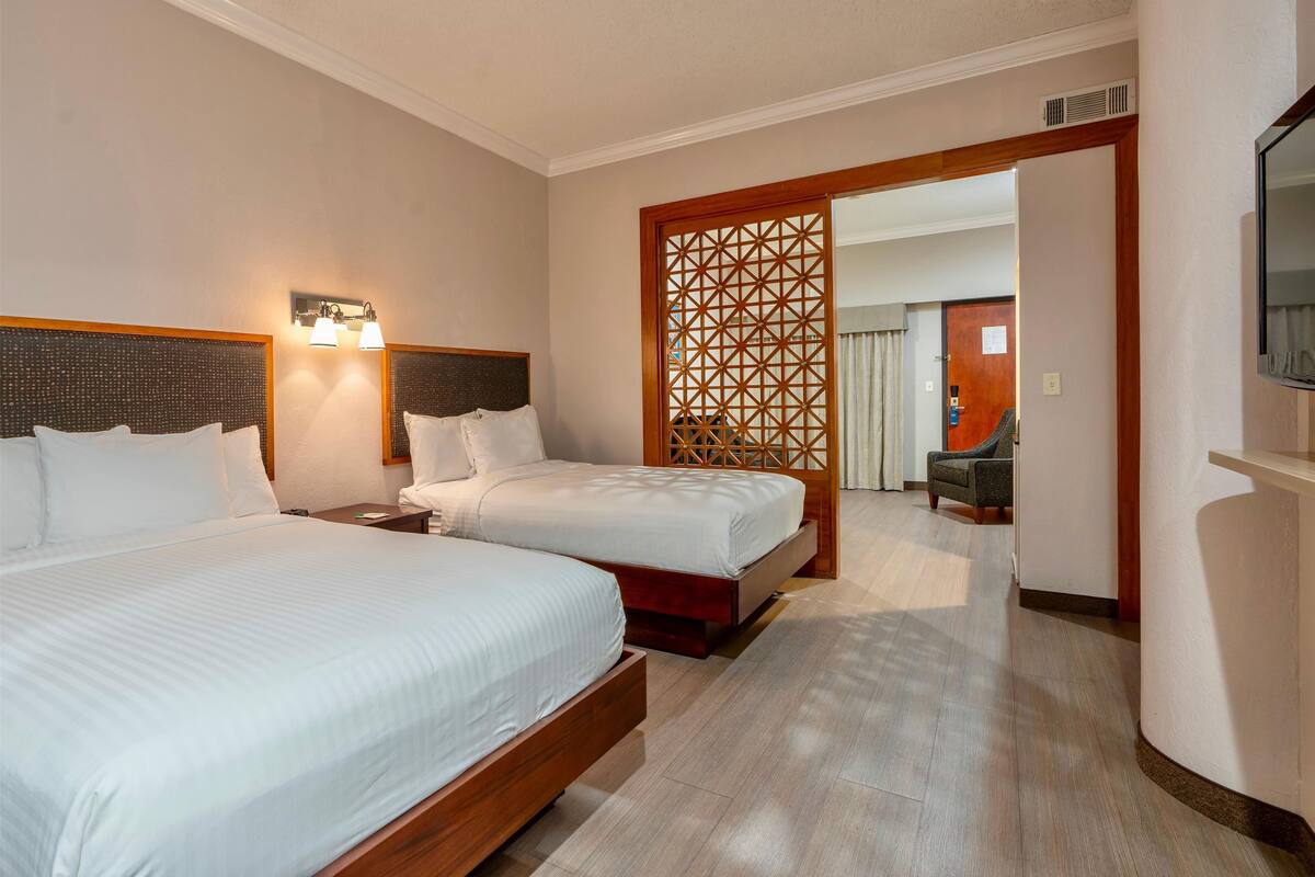 Suite, 2 Tempat Tidur Double, Bebas Asap Rokok | Bantalan ekstra lembut, brankas, dan meja kerja