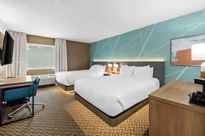 Desk, iron/ironing board, free cots/infant beds, free WiFi - Comfort Inn Traverse City (Traverse City)