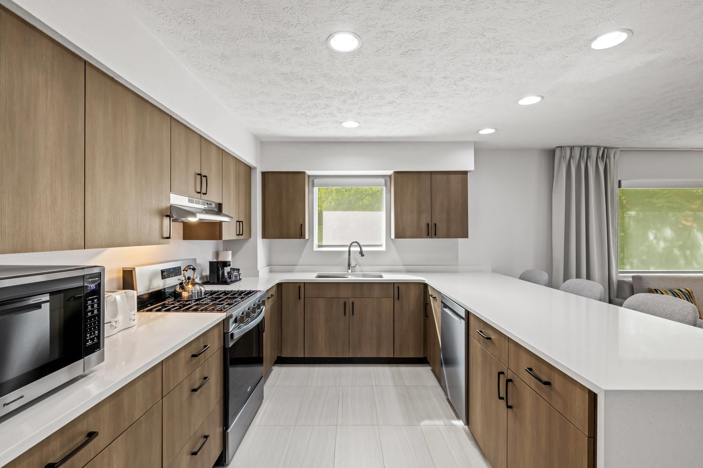 Escritorio, tabla de planchar con plancha y cunas gratuitas 