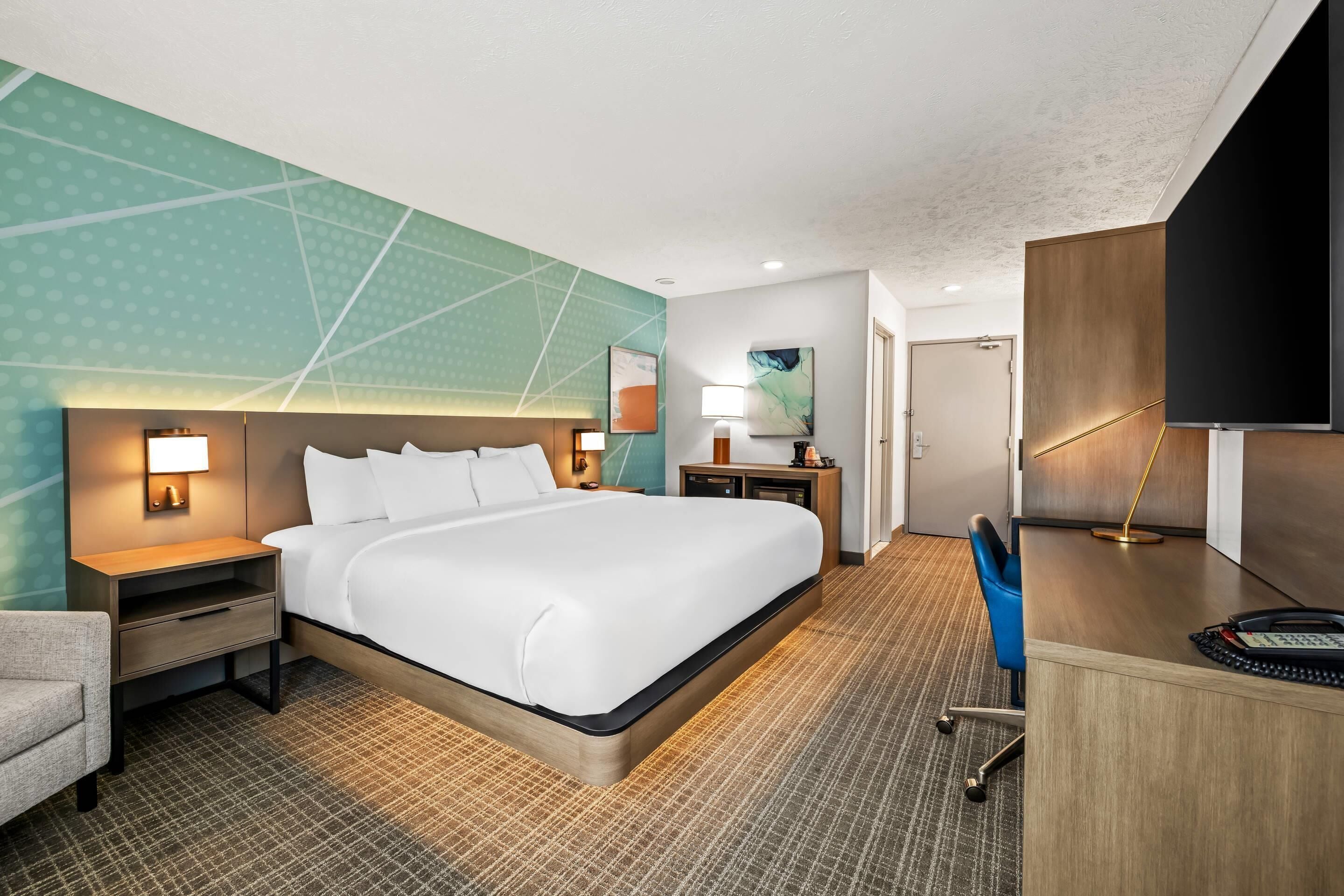 Standard Room, 1 King Bed, Non Smoking | Desk, iron/ironing board, free cribs/infant beds, free WiFi