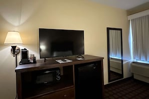Habitación estándar, 2 camas Queen size, para no fumadores | Tabla de planchar con plancha, camas extra gratis y wifi gratis