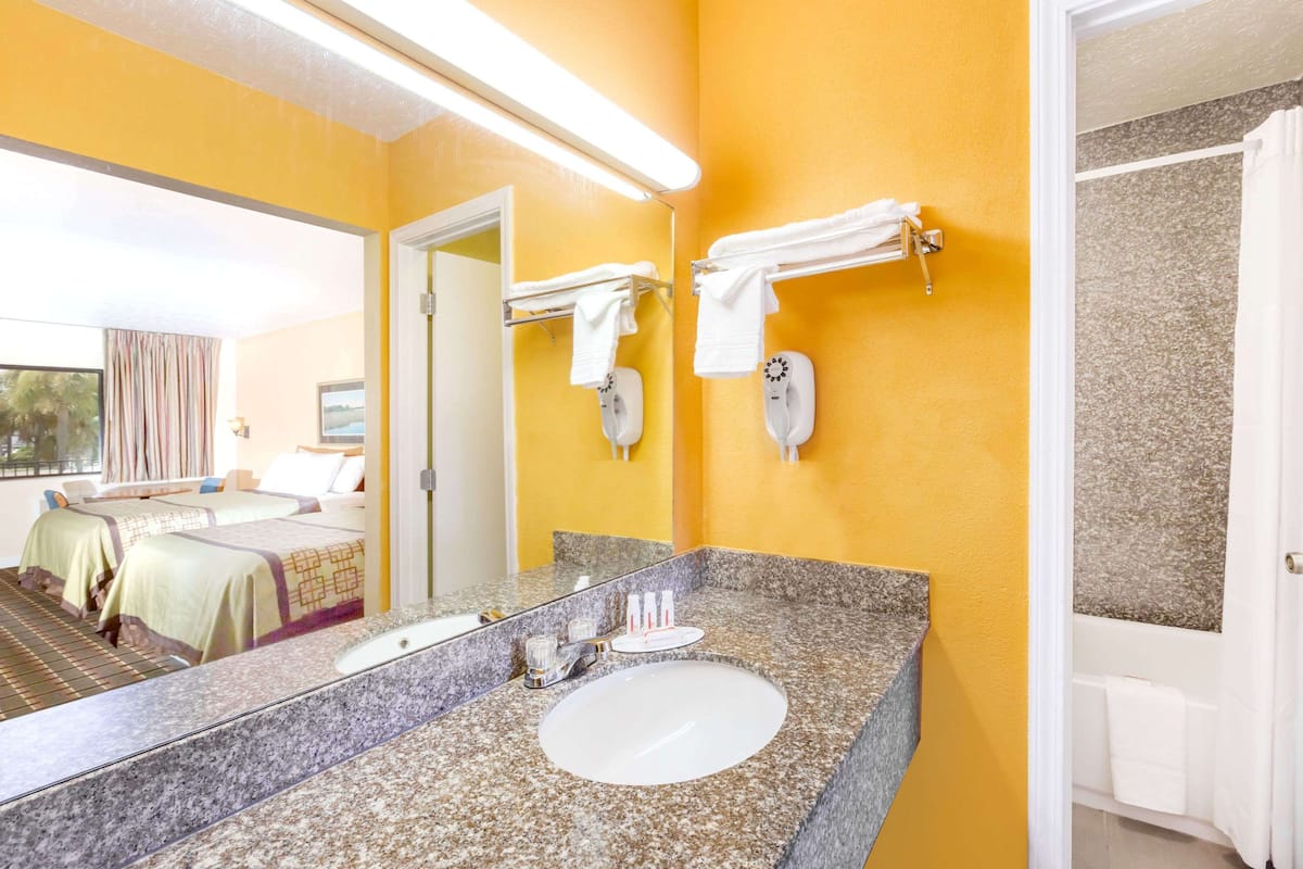 Combined shower/bathtub, hair dryer, towels