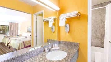 Combined shower/tub, hair dryer, towels