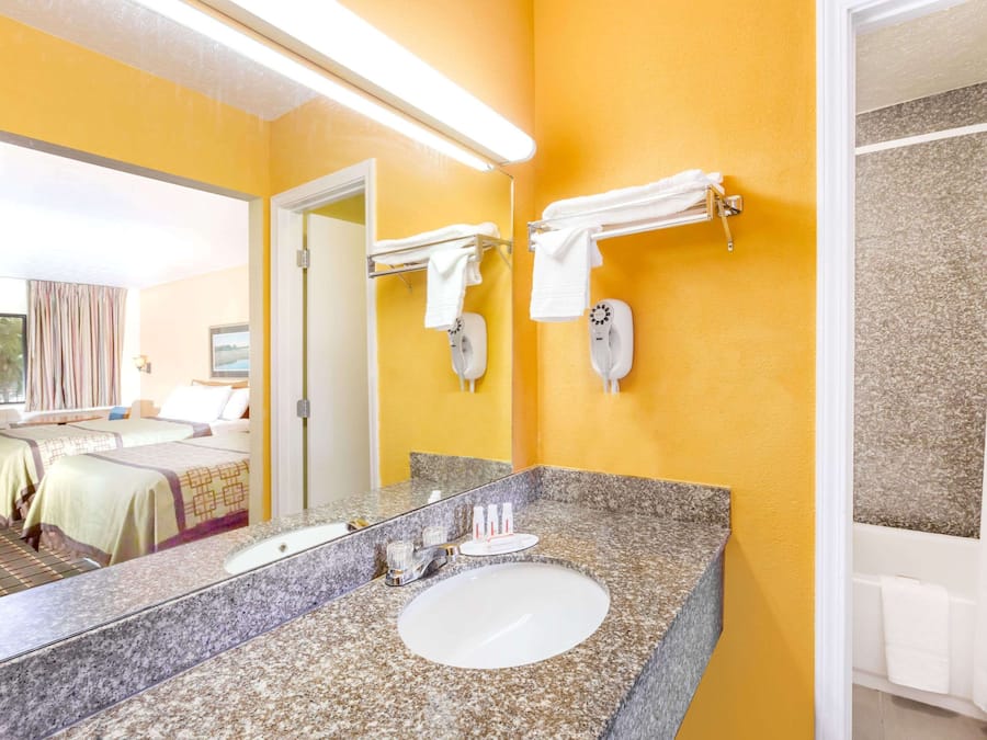 Combined shower/bathtub, hair dryer, towels