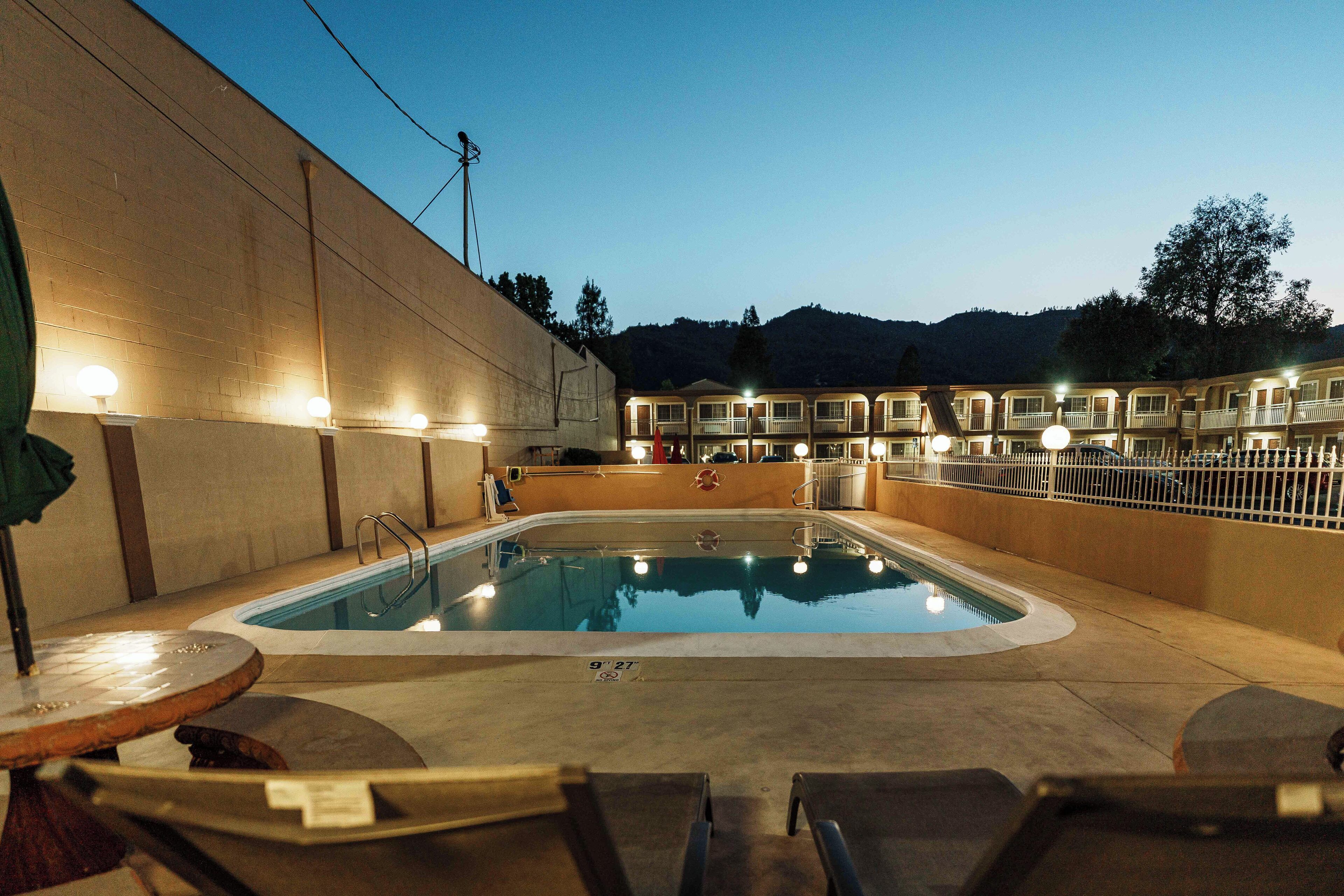 Kolam renang terbuka, dibuka dari pukul 8:00 hingga 21:00, payung kolam 