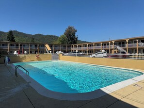 Una piscina al aire libre (de 08:00 a 21:00), sombrillas