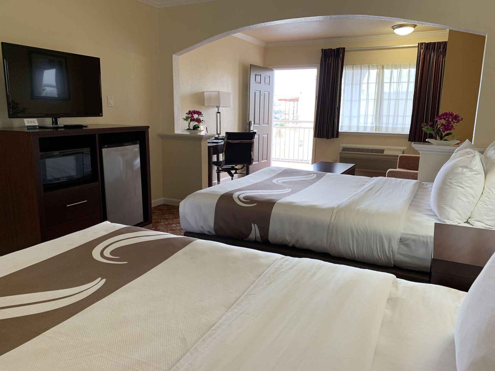 Premium bedding, in-room safe, desk, blackout drapes