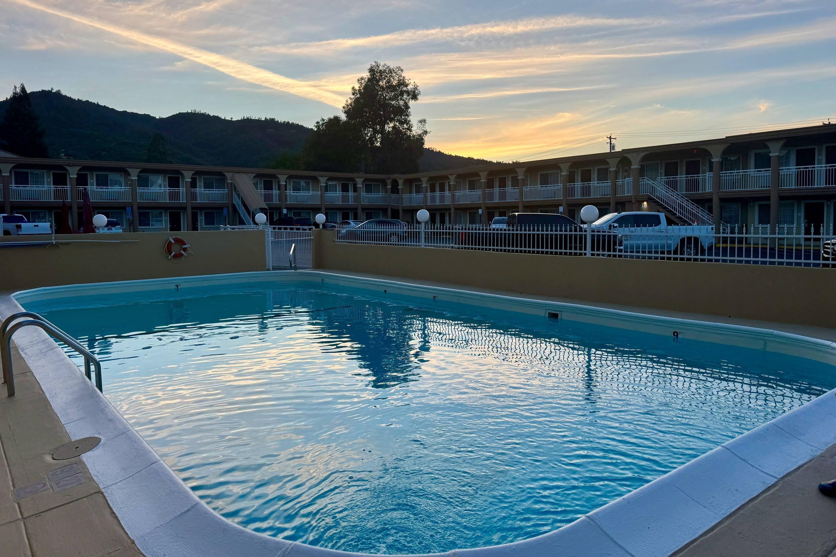 Una piscina al aire libre, sombrillas