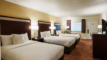 Rom, flere senger, ikke-røyk | Safe på rommet, skrivebord, blendingsgardiner og strykejern/-brett