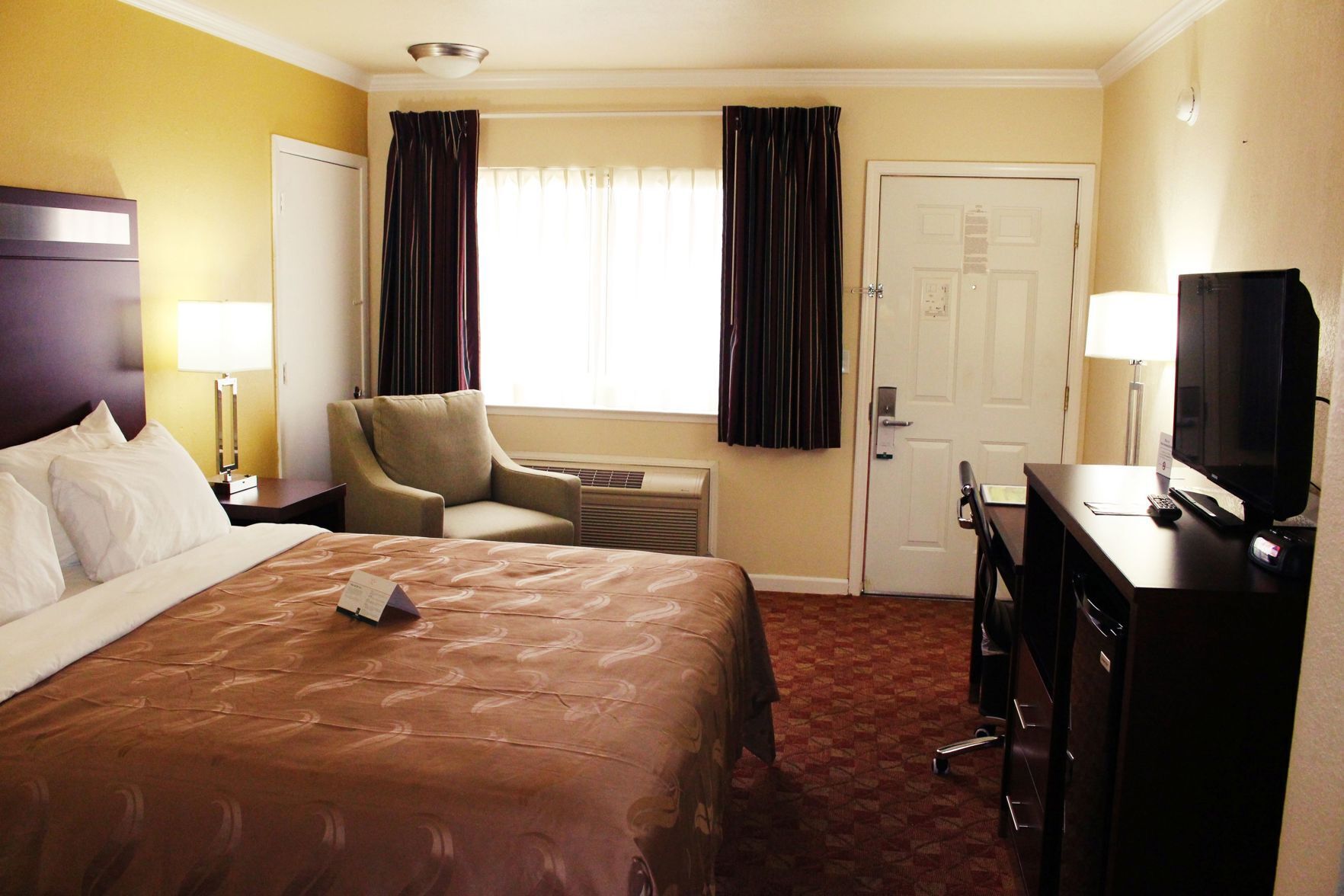 Premium bedding, in-room safe, desk, blackout drapes