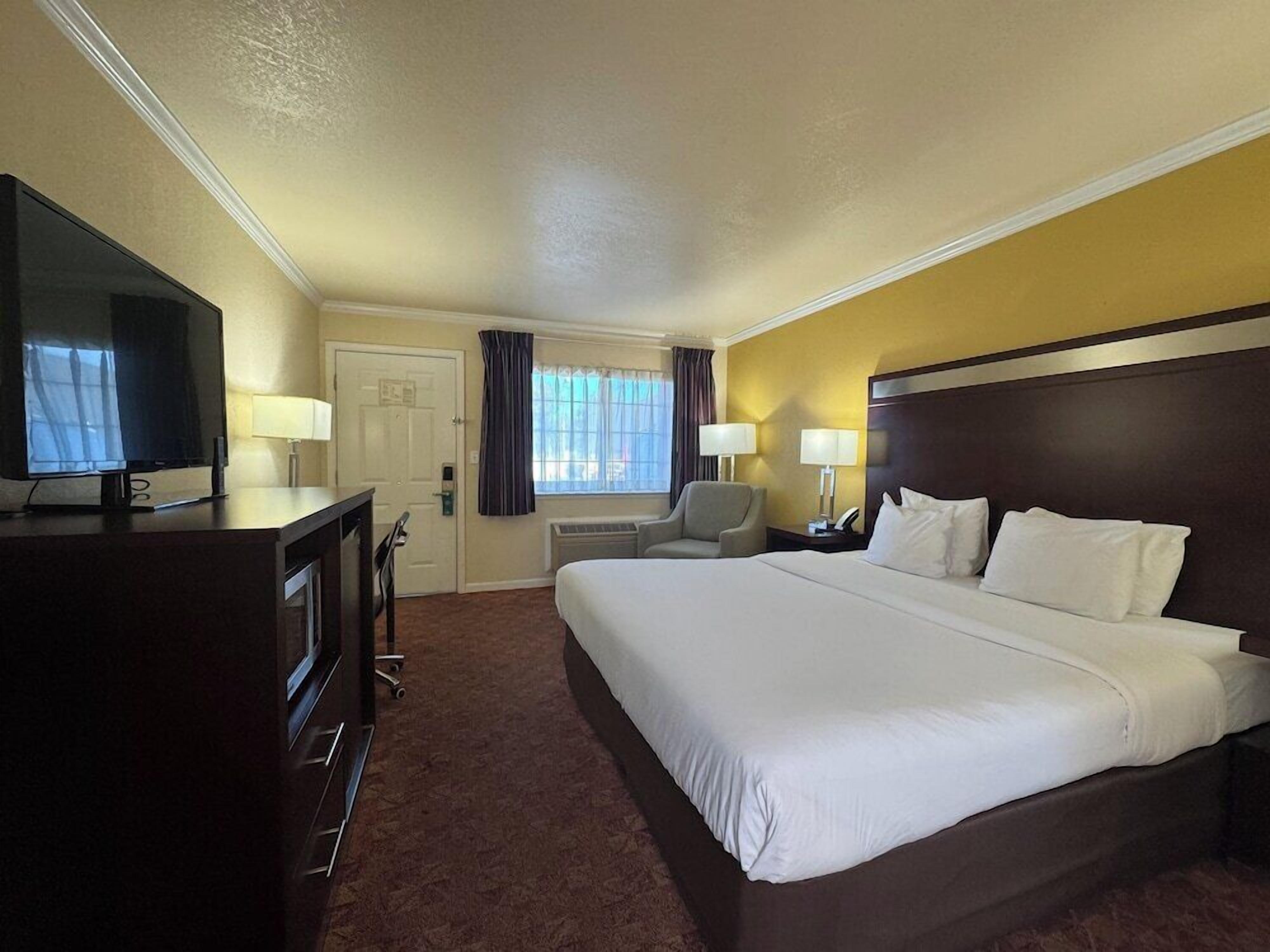 Premium bedding, in-room safe, desk, blackout drapes