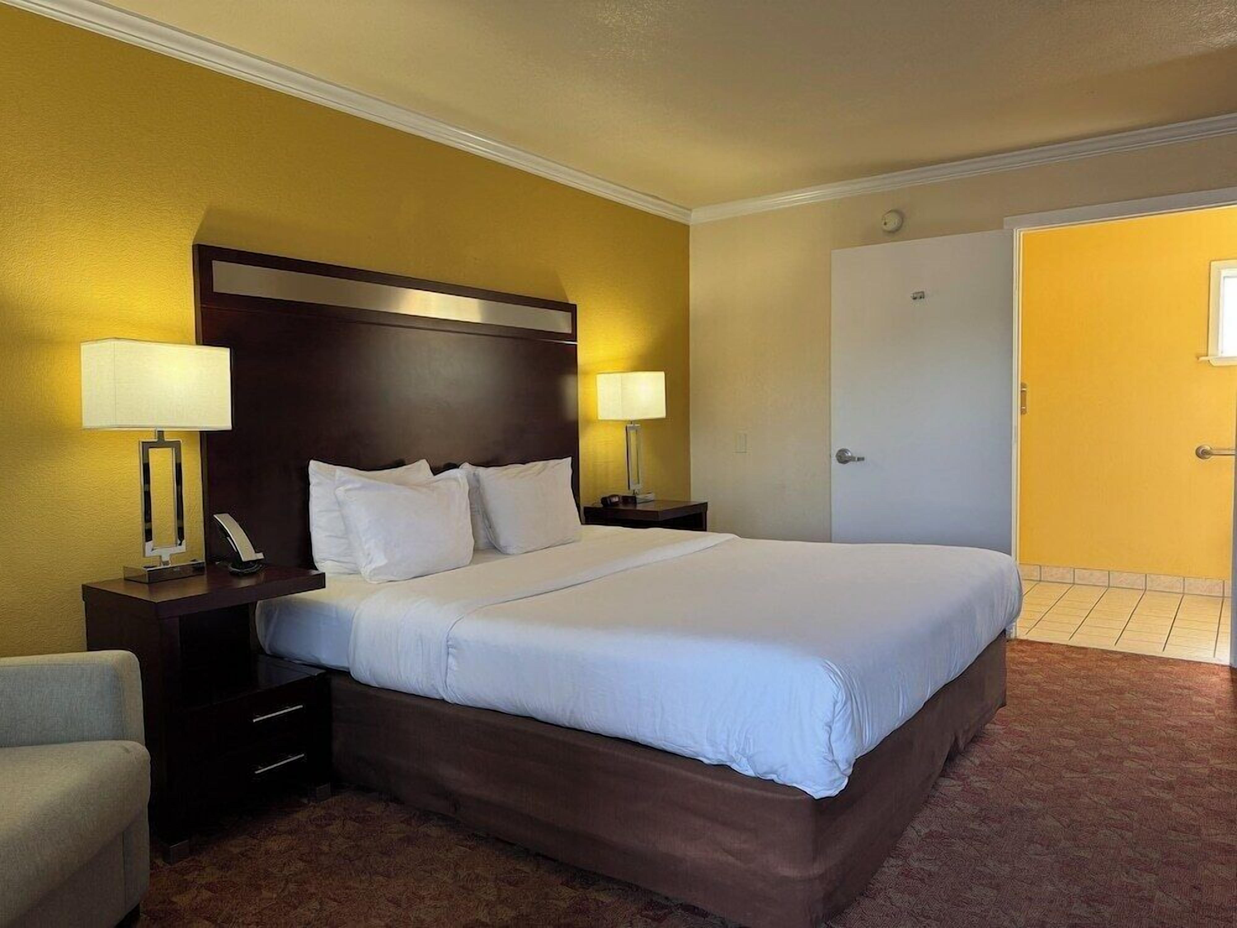 Premium bedding, in-room safe, desk, blackout drapes