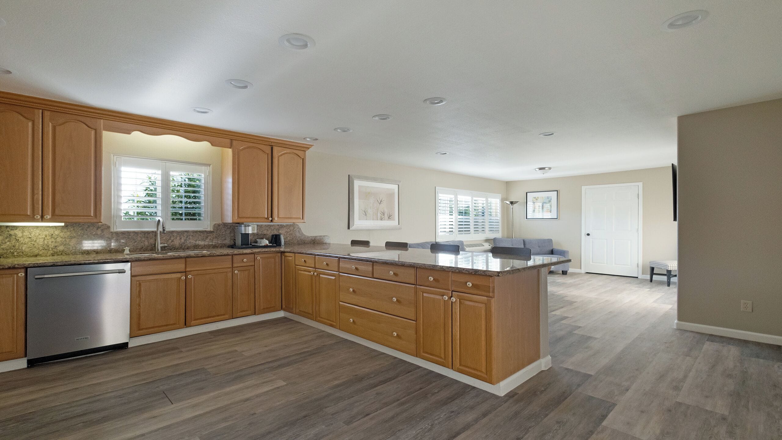Executive Studio Suite, 1 King Bed, Non Smoking, Kitchen | Private kitchen | Microwave, coffee/tea maker