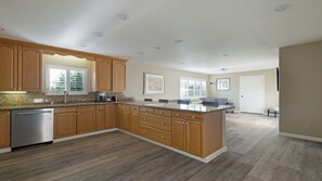 Studio Suite Executive, 1 giường cỡ king, không hút thuốc, bếp | Bếp riêng | Lò vi sóng, dụng cụ pha cà phê/trà 