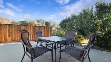 Executive Studio Suite, 1 King Bed, Non Smoking, Kitchen | Terrace/patio