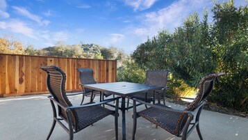 Executive Studio Suite, 1 King Bed, Non Smoking, Kitchen | Terrace/patio