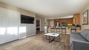 Executive Studio Suite, 1 King Bed, Non Smoking, Kitchen | Living area | 50-inch flat-screen TV with cable channels, TV - Country Inn Sonora (Jamestown)