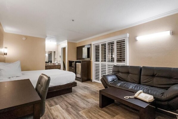 Premium bedding, desk, blackout drapes, free WiFi - Country Inn Sonora (Jamestown)