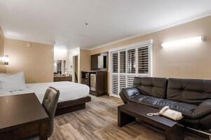 Premium bedding, desk, blackout drapes, free WiFi