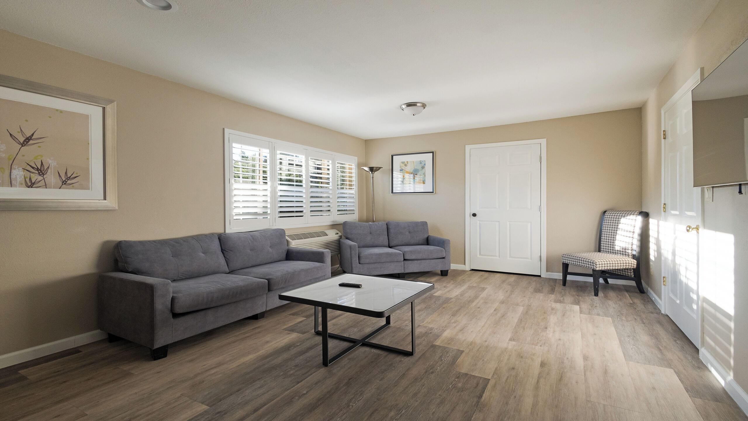 이그제큐티브 스튜디오 스위트, 킹사이즈침대 1개, 금연, 주방 | 거실 공간 | 케이블 채널 시청이 가능한 50인치 평면 TV, TV