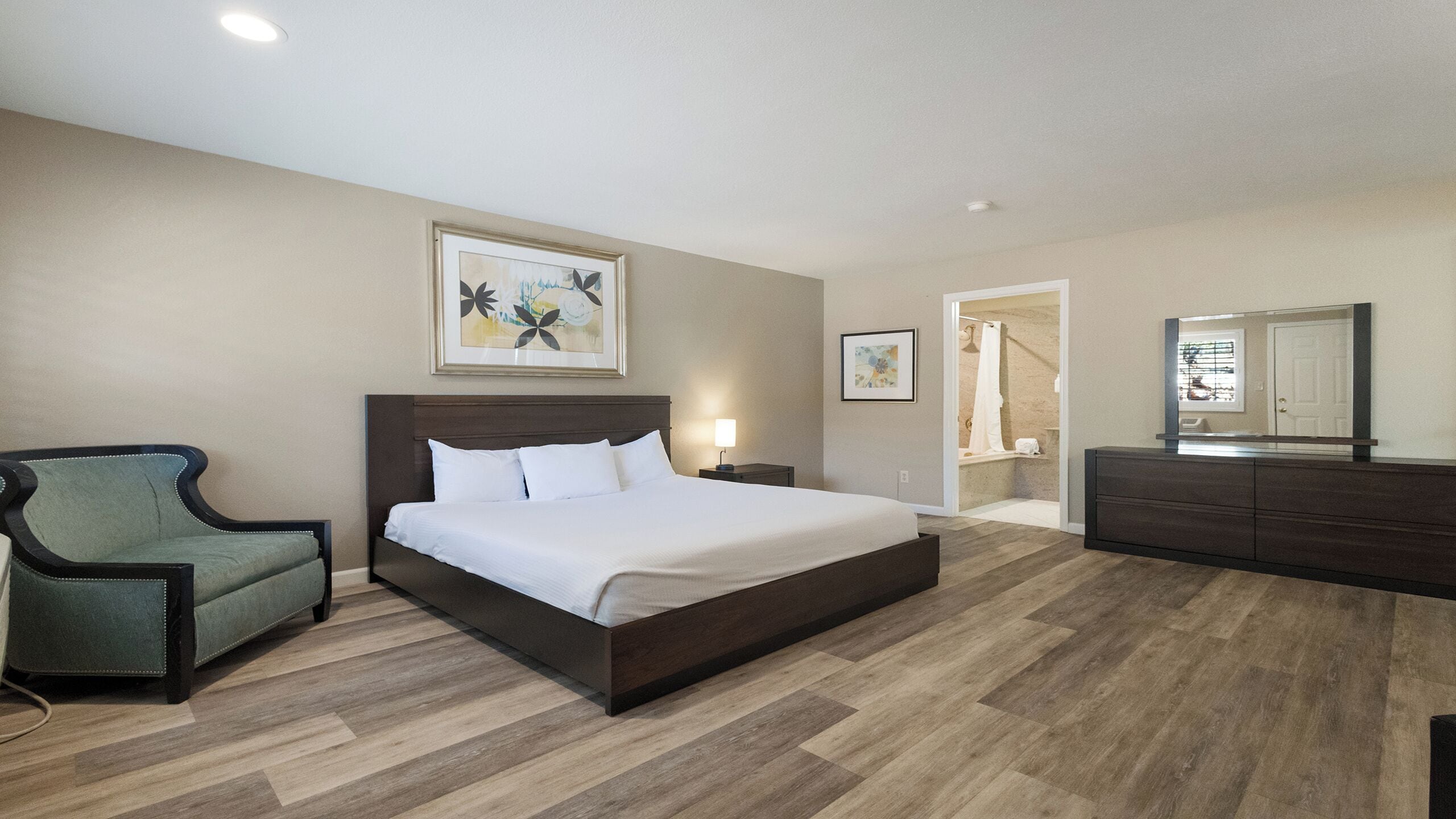 이그제큐티브 스튜디오 스위트, 킹사이즈침대 1개, 금연, 분사식 욕조 | 고급 침구, 책상, 암막 커튼, 무료 WiFi