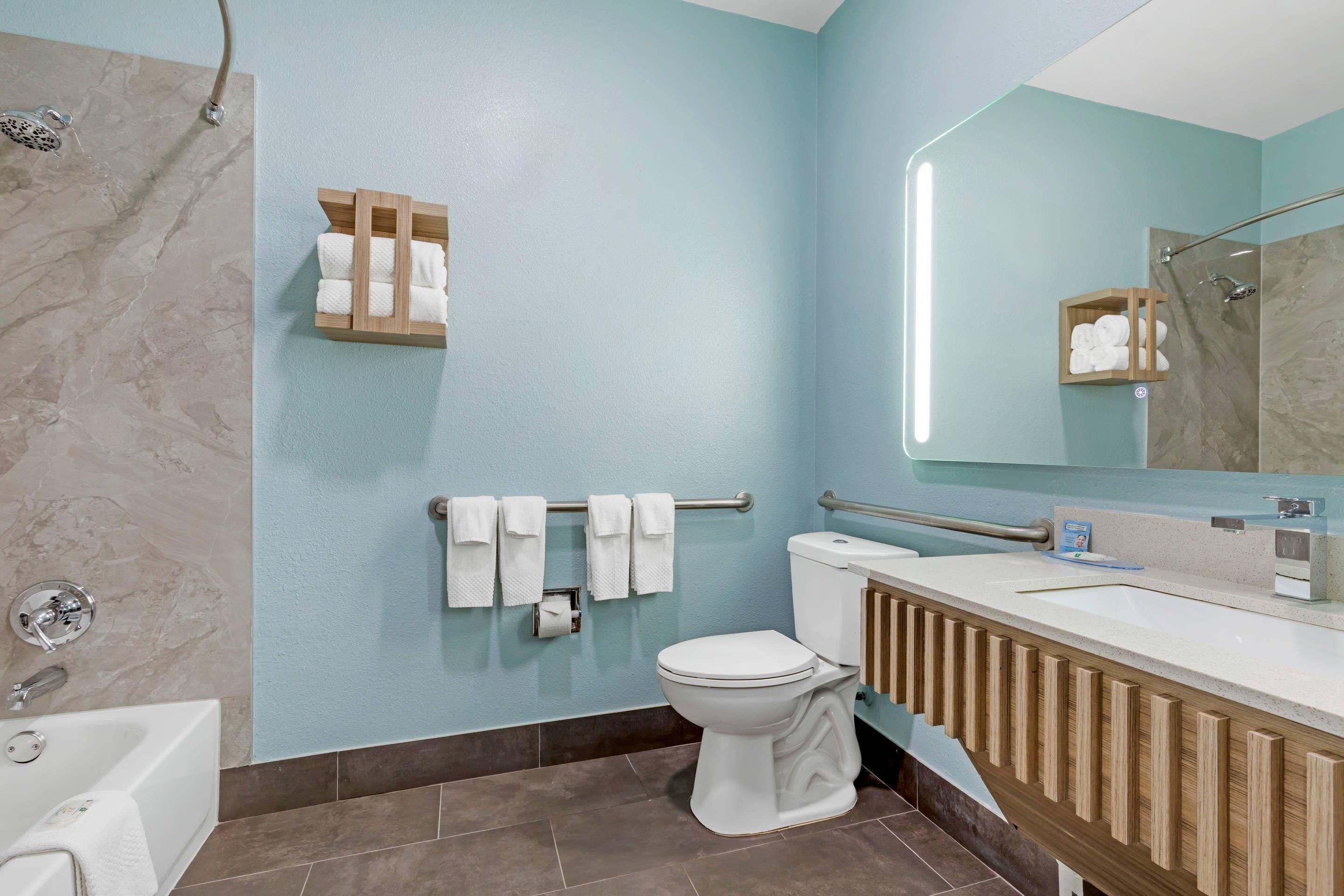 Une salle de bain avec une baignoire, des toilettes et un lavabo.