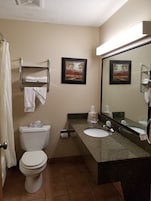 Quarto standard, 2 camas Queen, para não fumantes | Banheiro | Chuveiro/banheira combinados, produtos de toalete grátis