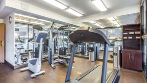 A gym with treadmills, elliptical machines, and weight equipment. - Comfort Suites Summit County (Dillon)