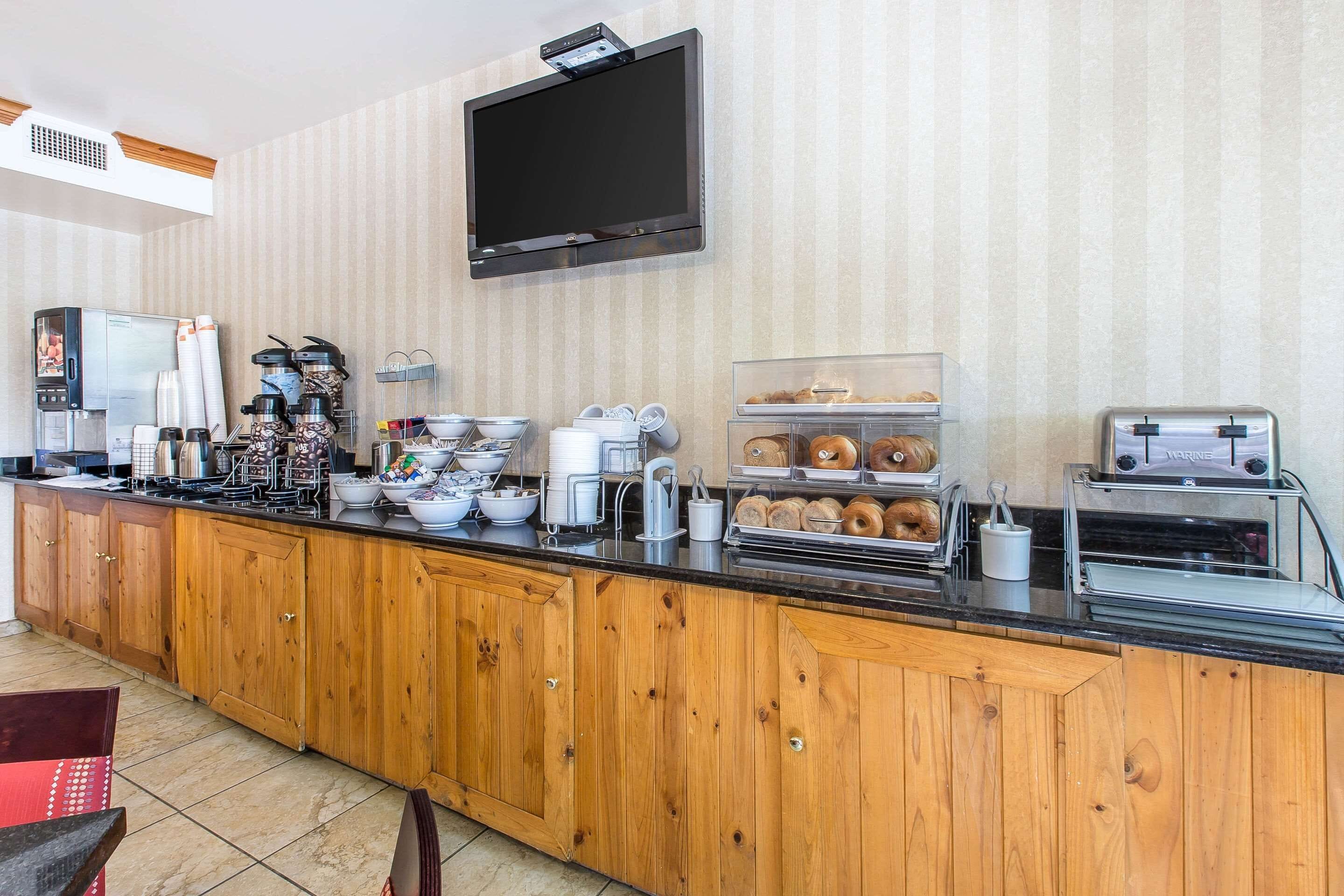 free buffet breakfast