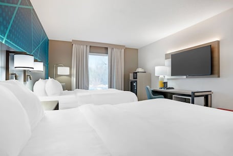 Room, 1 Double Bed, Accessible, Non Smoking | Premium bedding, down comforters, in-room safe, desk